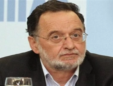 Πυρά Λαφαζάνη κατά Βαρουφάκη: «Πρώτος συνθηκολόγησε με την Τρόϊκα και μας το παίζει αριστερός»